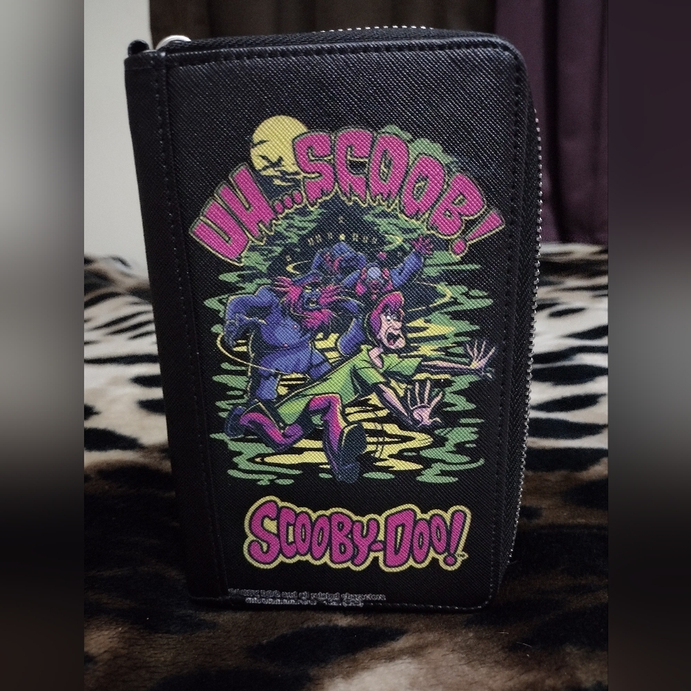 Scooby-Doo Women's 6" Leather Bi-Fold Wallet
